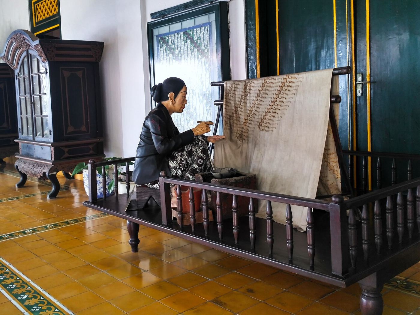 Pengrajin bekerja di dalam workshop batik