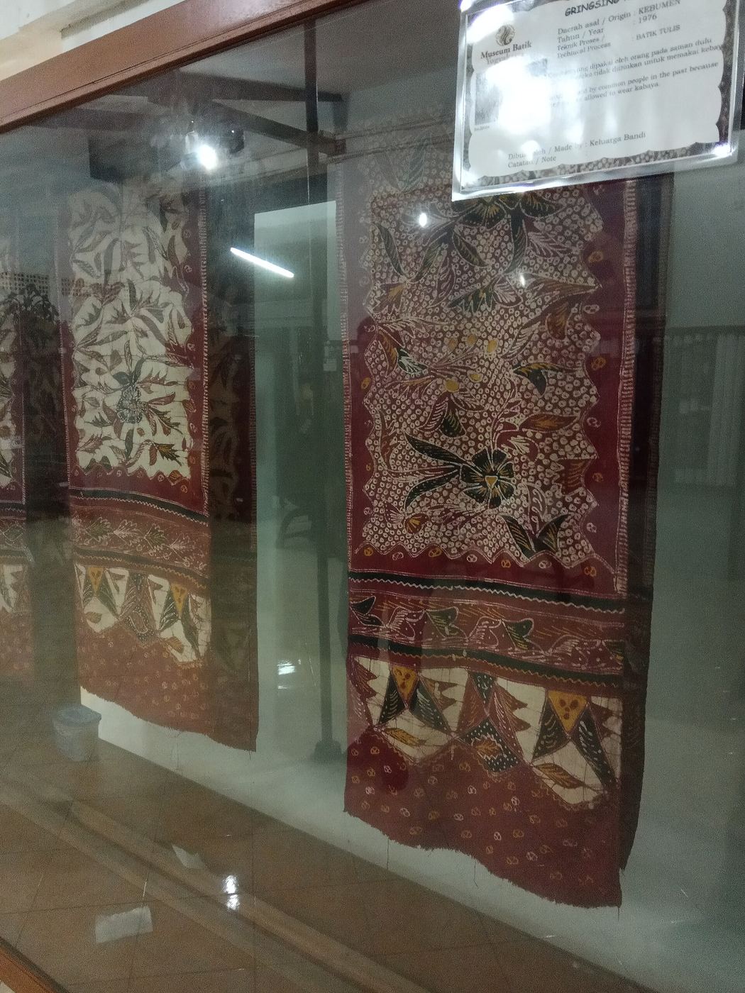 Koleksi kain batik dalam etalase