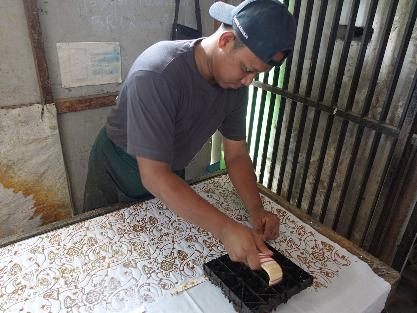 Proses ngecap motif berulang pada kain mori