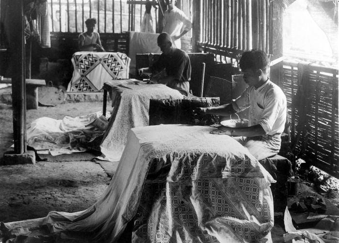 Pekerja mengecap kain dengan stempel batik di Pekalongan, foto antara 1915 dan 1930
