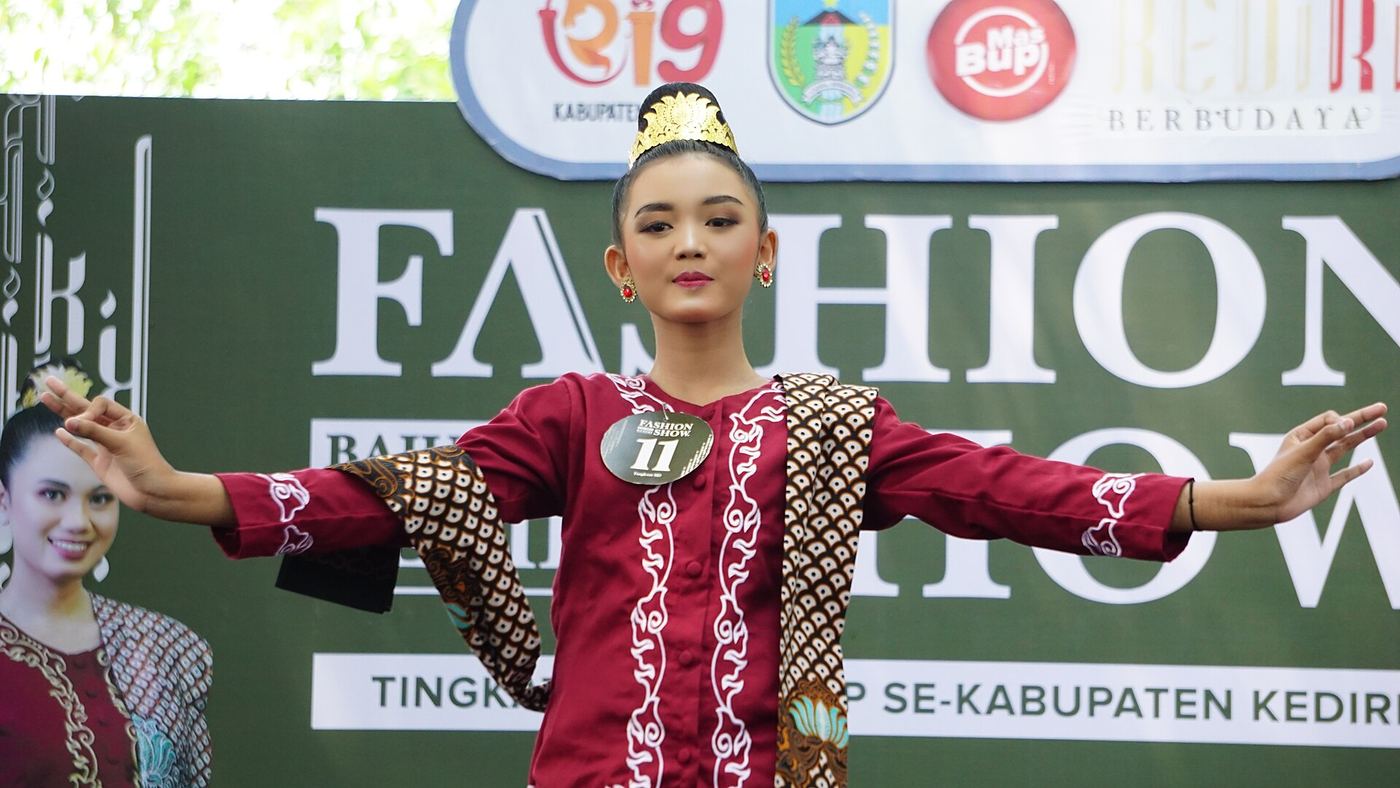 Peragaan busana batik karya pelajar
