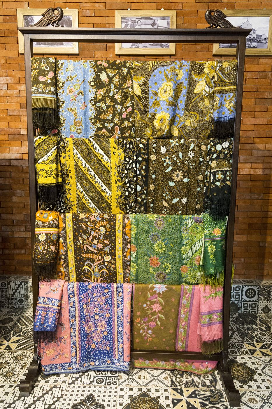 Kain batik terlipat siap dikirim