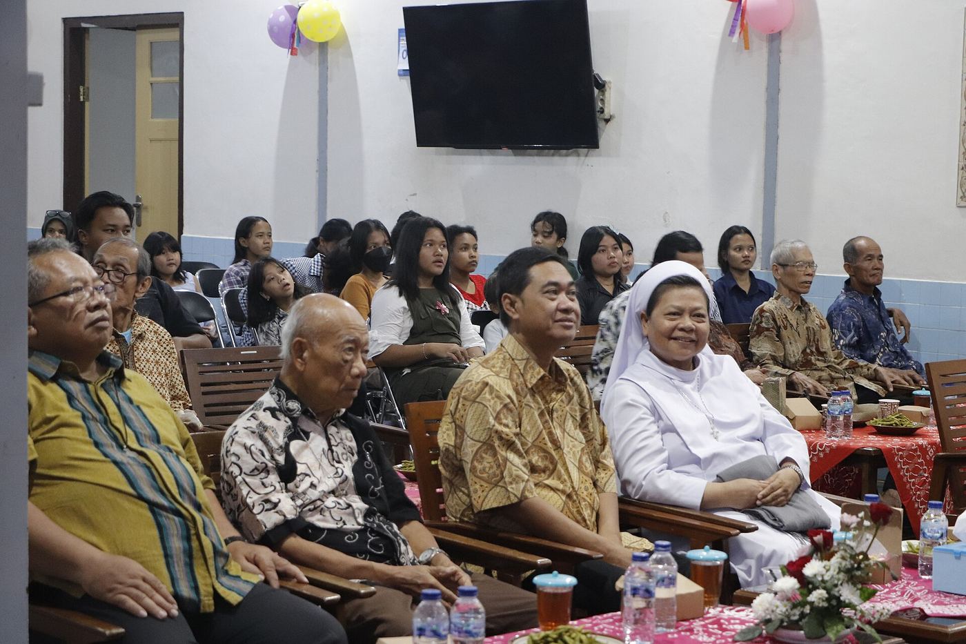 Peserta acara berseragam batik instansi