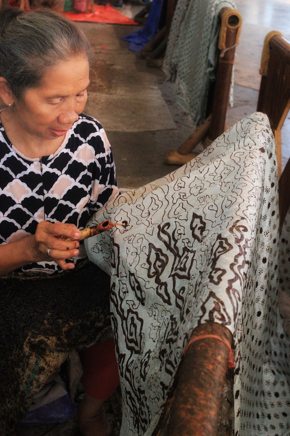 Kain batik tulis dalam proses pengerjaan